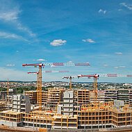 Zehn Turmdrehkrane f&uuml;r Europas gr&ouml;&szlig;ten Holzcampus
