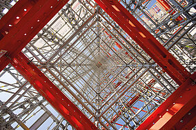 Gerüstunterstützung für Holzbau in 32 m Höhe