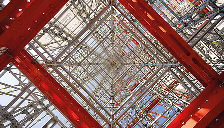 Gerüstunterstützung für Holzbau in 32 m Höhe