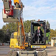 Liebherr &uuml;bergibt neuen Radbagger an Memminger Bauhofmitarbeiter