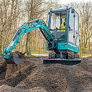 Produktpalette mit Minibagger verst&auml;rkt