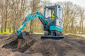 Produktpalette mit Minibagger verstärkt