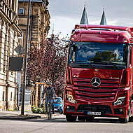 Daimler Truck: Mercedes-Benz erweitert Nachr&uuml;stung mit Abbiegeassistent
