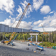 Raupenkran-Duo schlie&szlig;t L&uuml;cke an Juneau-Creek-Br&uuml;cke in Alaska