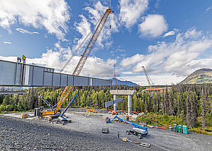 Raupenkran-Duo schlie&szlig;t L&uuml;cke an Juneau-Creek-Br&uuml;cke in Alaska