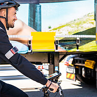 K&ouml;gel Road Safety warnt beim Rechtsabbiegen