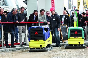 Ammann Verdichtung: Weltweit erste Hybridplatte vorgeführt