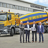 Liebherr &uuml;bergibt den 90&thinsp;000. Fahrmischer