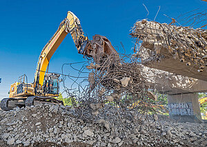 Mit Schwimmweste und Cat-Bagger