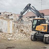 Abbruchprojekt mit Kurzheckbagger