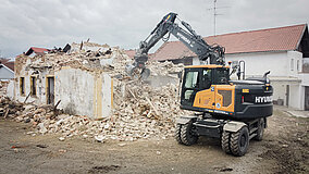 Abbruchprojekt mit Kurzheckbagger
