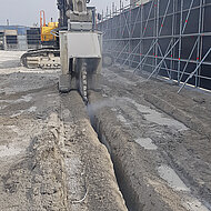 KEMROC: Schneidrad wird schwerem Beton in dicken Quadern Herr