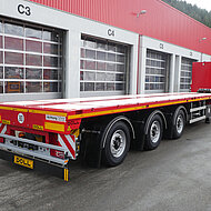 Fahrzeugserie DOLL rapid nun auch mit universell einsetzbaren Plattform-Sattelaufliegern