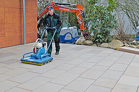 Weber Maschinentechnik: Rollenrüttler im anspruchsvollen GaLaBau