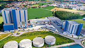 Rädlinger Maschinen- und Stahlbau lagert Anbaugeräte zweimal »turmhoch«