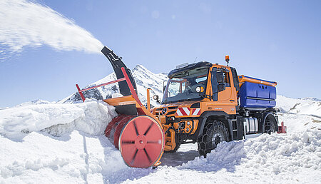 Pr&auml;zision im Schnee: Unimog bei der Schneepflug-Weltmeisterschaft in Chamb&eacute;ry