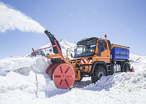 Pr&auml;zision im Schnee: Unimog bei der Schneepflug-Weltmeisterschaft in Chamb&eacute;ry