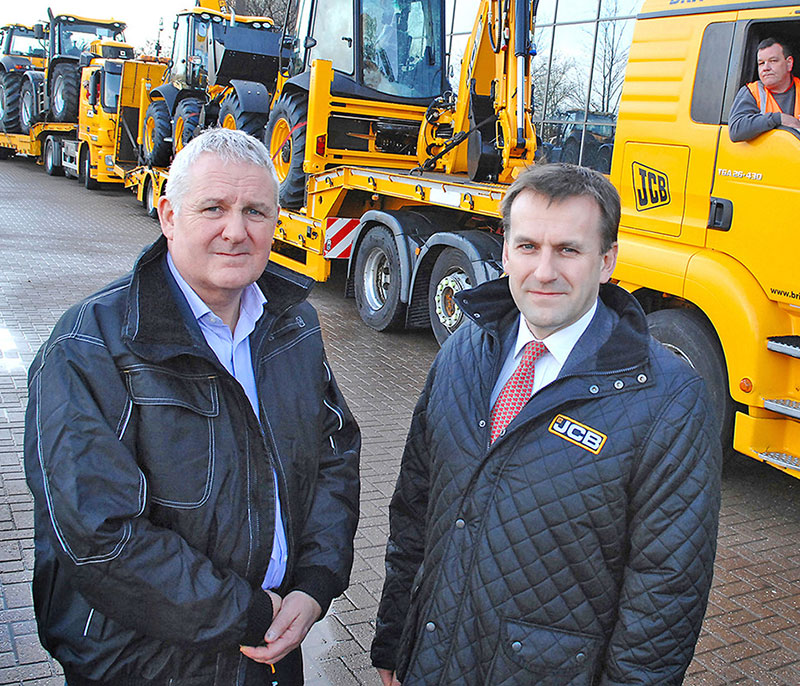 Baggerhersteller leistet Hilfe für britische Hochwasseropfer