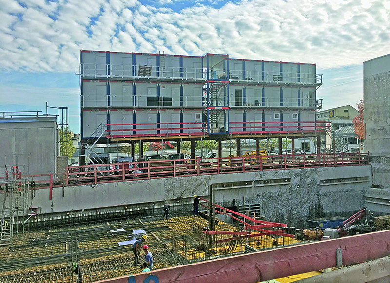 HKL: Mehrstöckige Containeranlage auf Stelzen montiert