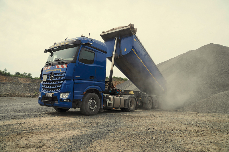 Daimler: Effizient auf der Straße – souverän im Gelände