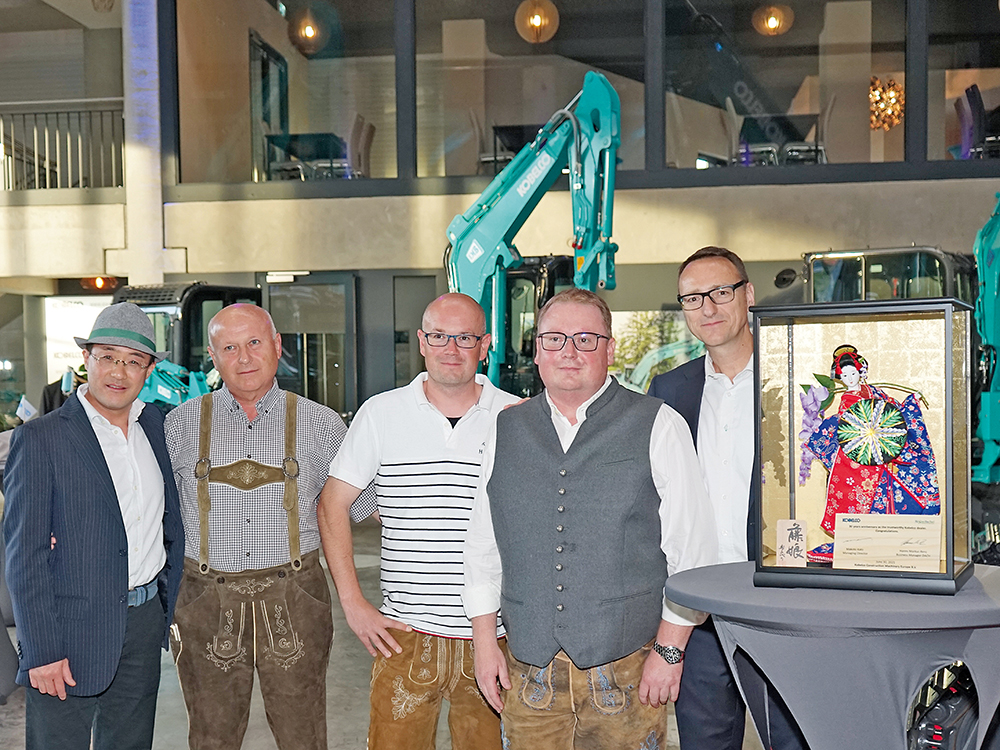 Kobelco: 30 Jahre Zusammenarbeit - Stabiles Wachstum und neuer Zwanzigtonner 