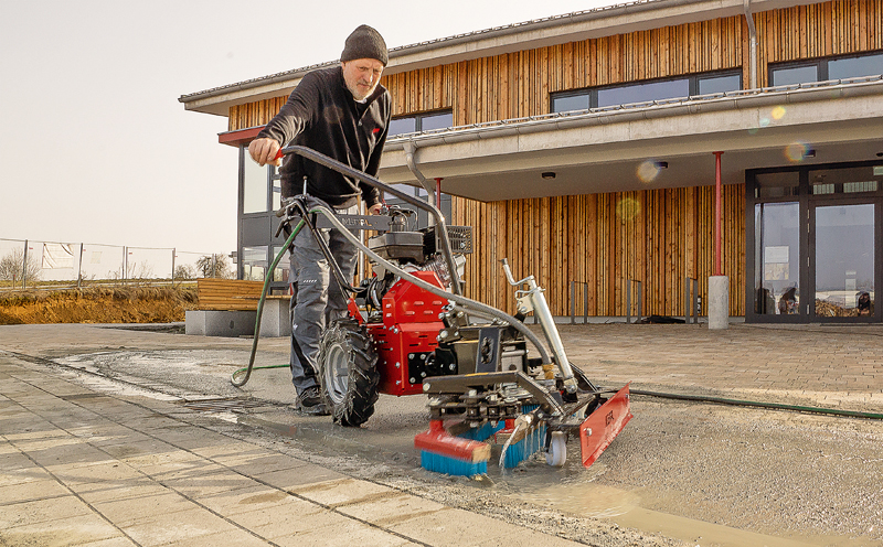 Köppl: Pflasterfugenfüllgerät spart nicht nur Zeit ein