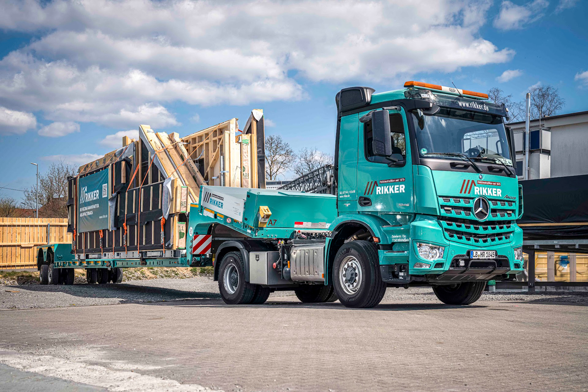 Transportlösung für übergroße Holzmodule: Rikker setzt auf Doll Tiefbett