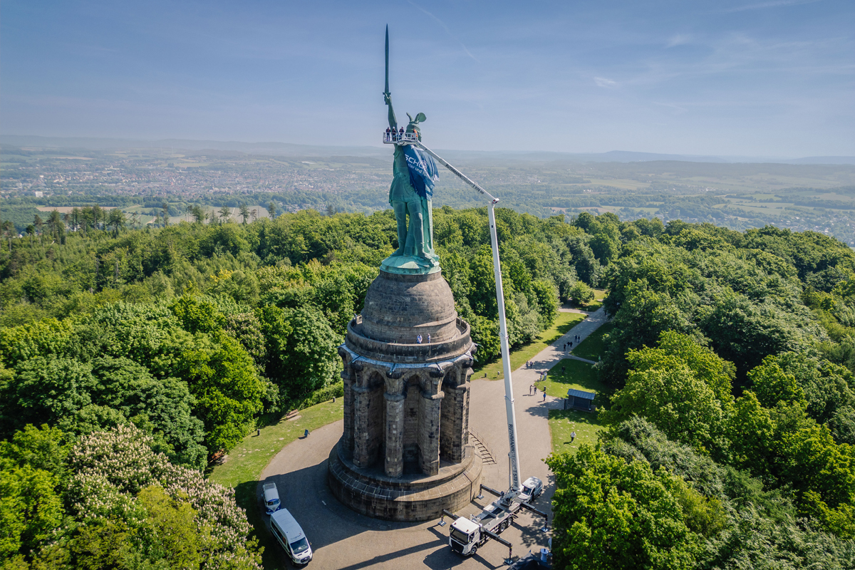 Trikot in luftiger Höhe: Steiger T 570 HF am Hermannsdenkmal im Einsatz