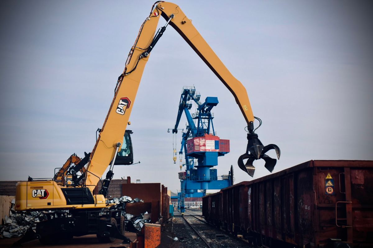 Cat Umschlagbagger MH3050 überzeugt Firmengruppe Scholz Recycling in Dresden 