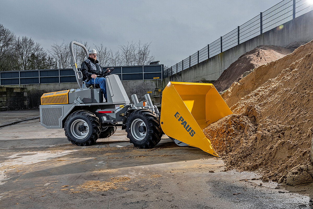 Multitalent »SMK 9036« ersetzt Lader und Lkw auf der Baustelle