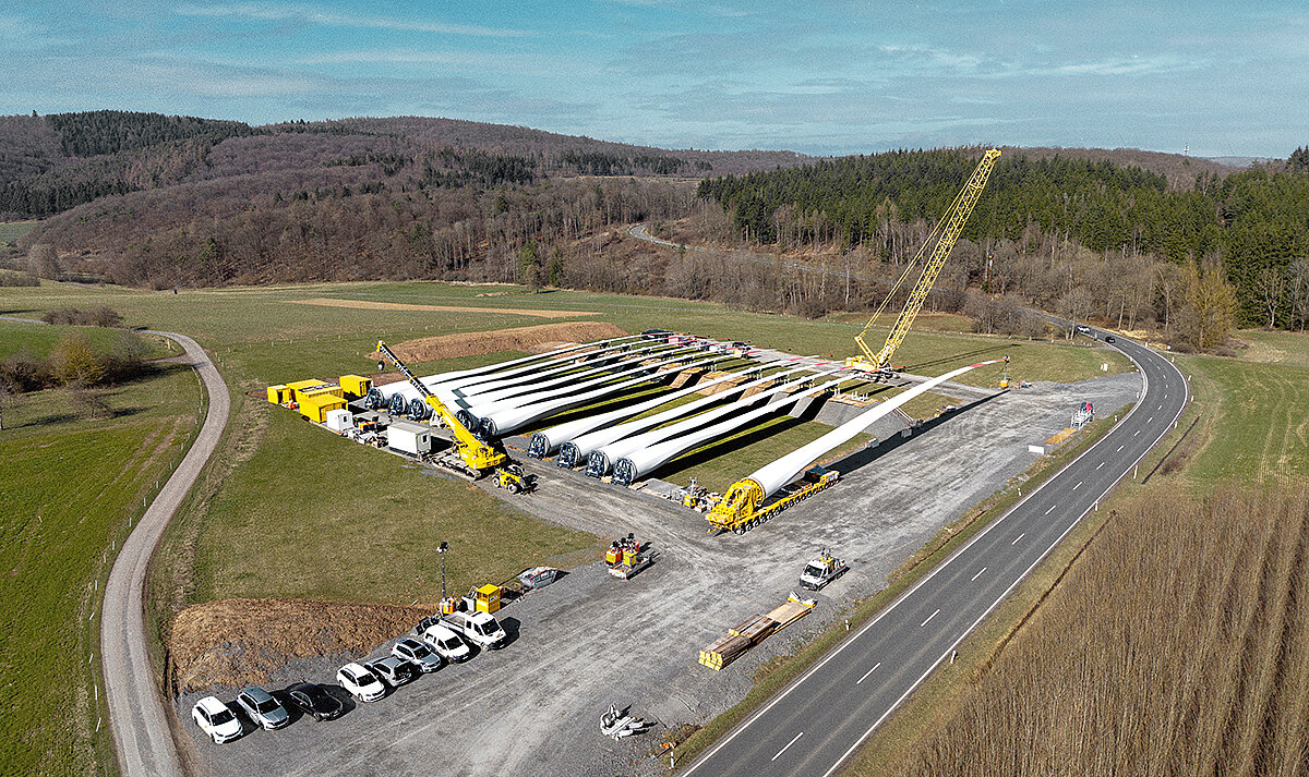 Rotorblätter werden für den Einsatz im Windpark Bad Berleburg im Sauerland transportiert.